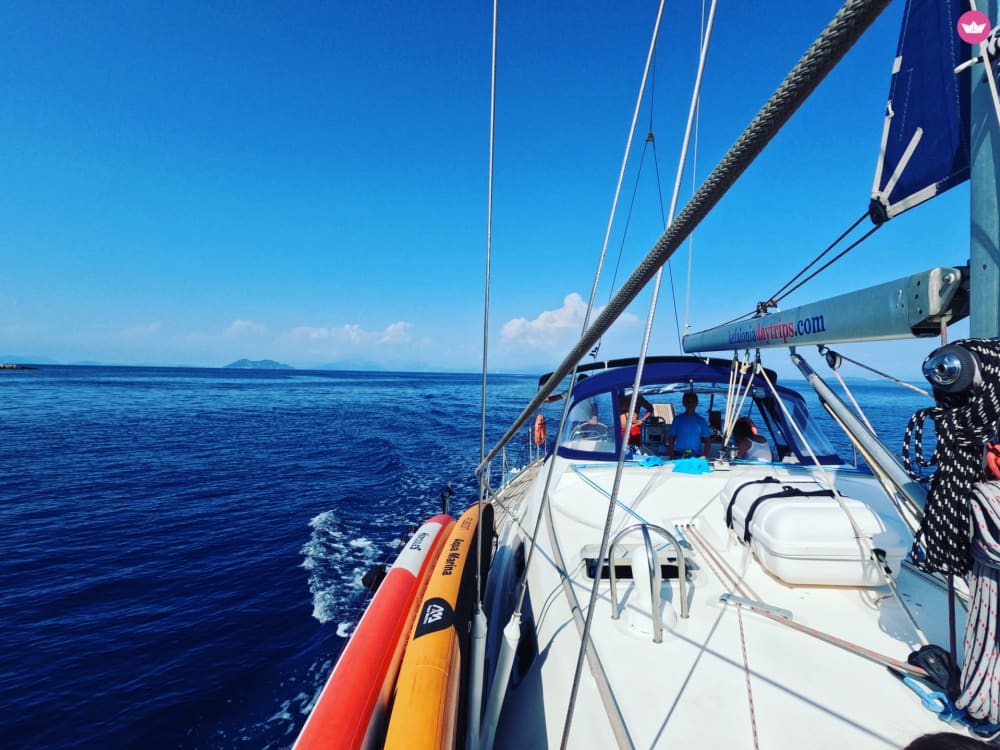 Un assaggio del Mar Ionio: nuota, naviga e rilassati in gemme nascoste della costa.