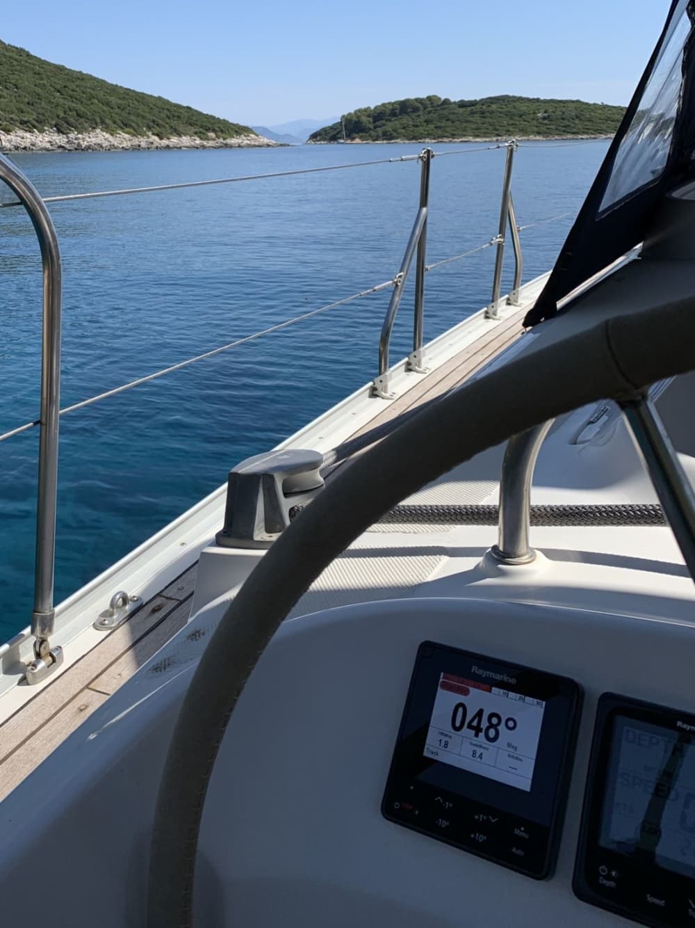 Un assaggio del Mar Ionio: nuota, naviga e rilassati in gemme nascoste della costa.