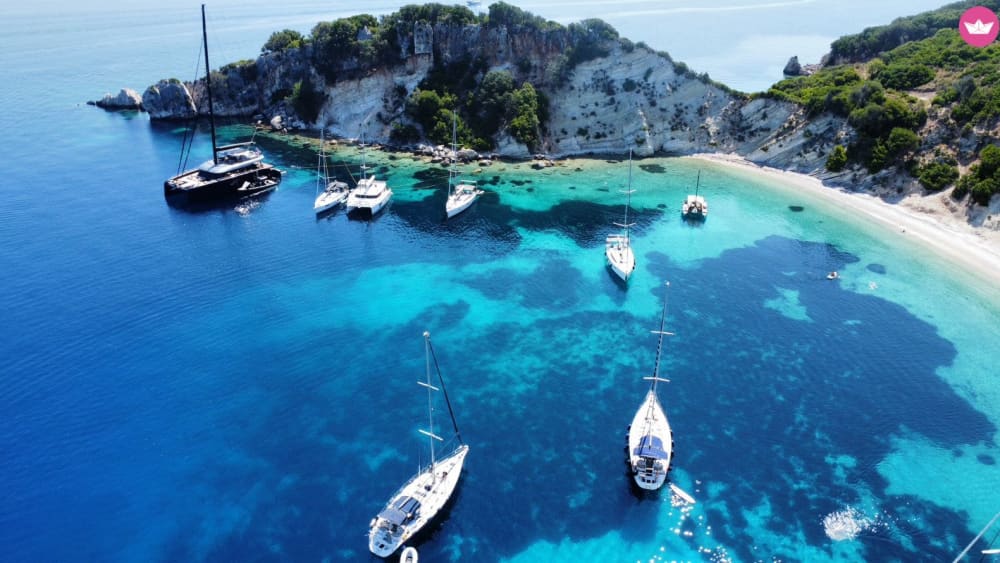 Un assaggio del Mar Ionio: nuota, naviga e rilassati in gemme nascoste della costa.