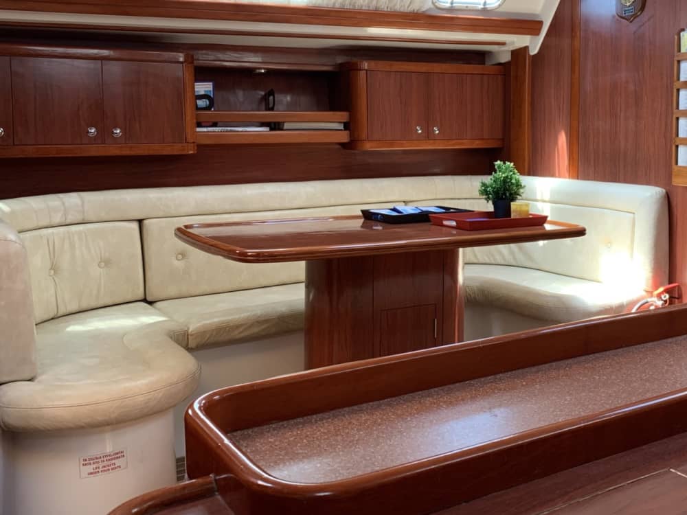 Un assaggio del Mar Ionio: nuota, naviga e rilassati in gemme nascoste della costa.