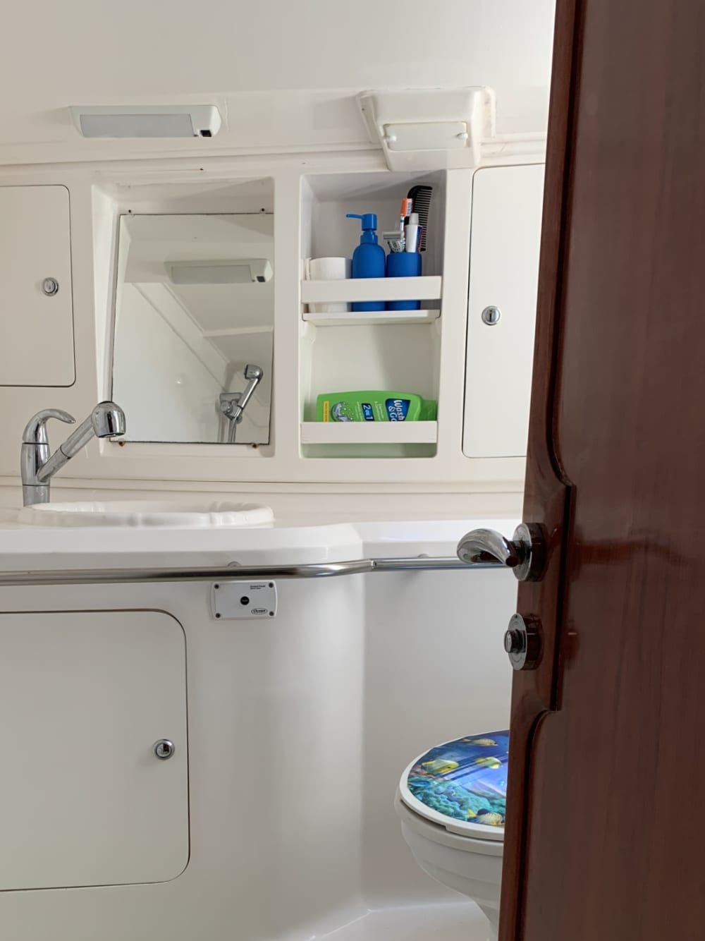 Un assaggio del Mar Ionio: nuota, naviga e rilassati in gemme nascoste della costa.