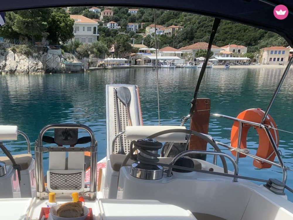 Un assaggio del Mar Ionio: nuota, naviga e rilassati in gemme nascoste della costa.