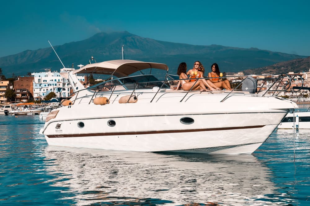 Taormina Baie e Pranzo in Spiaggia – Giornata in Barca di 8 Ore