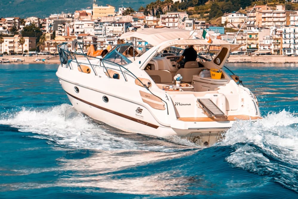 Taormina Baie e Pranzo in Spiaggia – Giornata in Barca di 8 Ore