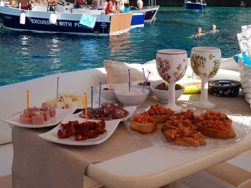Taormina Baie e Pranzo in Spiaggia – Giornata in Barca di 8 Ore