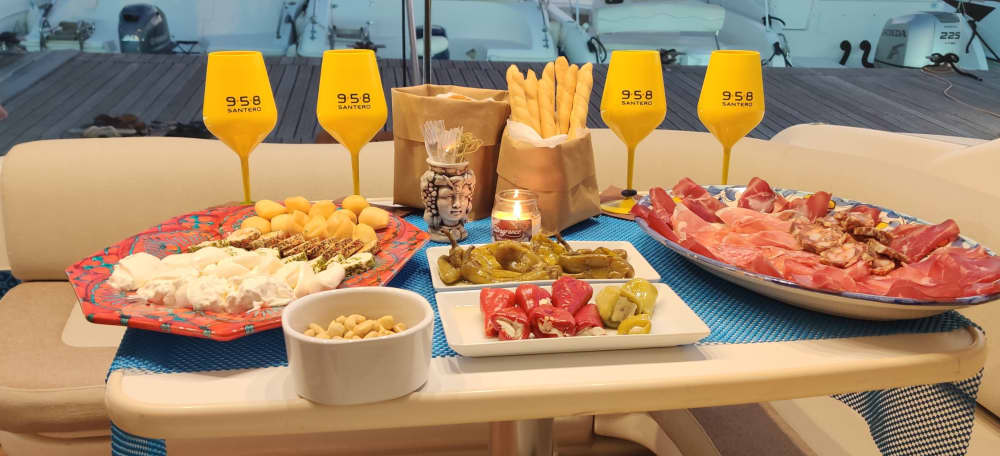 Taormina Baie e Pranzo in Spiaggia – Giornata in Barca di 8 Ore