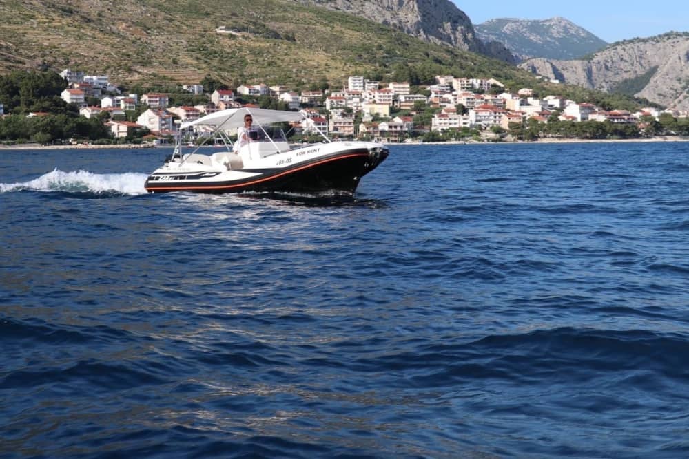 Aproveite o sol em um passeio de barco de 8 horas em Omiš.