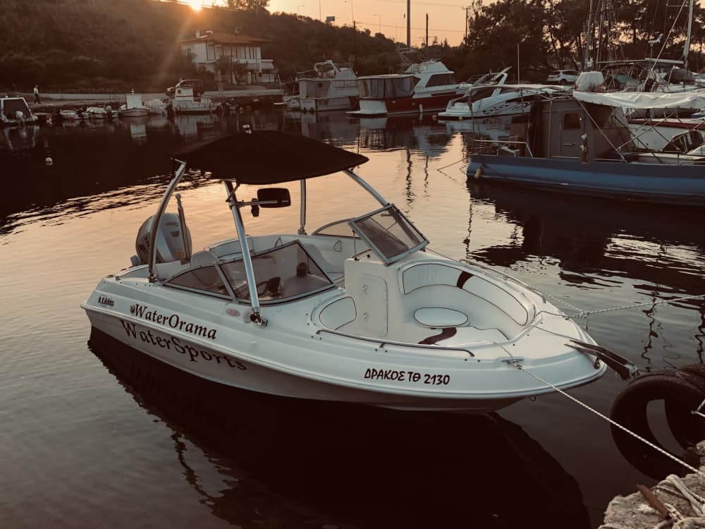Mezza giornata di evasione: una pura magia in bianco e blu a bordo di un motoscafo.