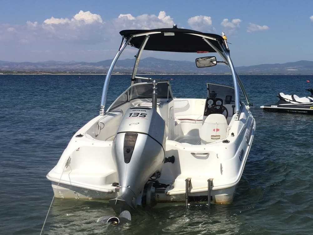 Mezza giornata di evasione: una pura magia in bianco e blu a bordo di un motoscafo.