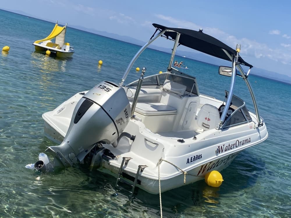 Mezza giornata di evasione: una pura magia in bianco e blu a bordo di un motoscafo.