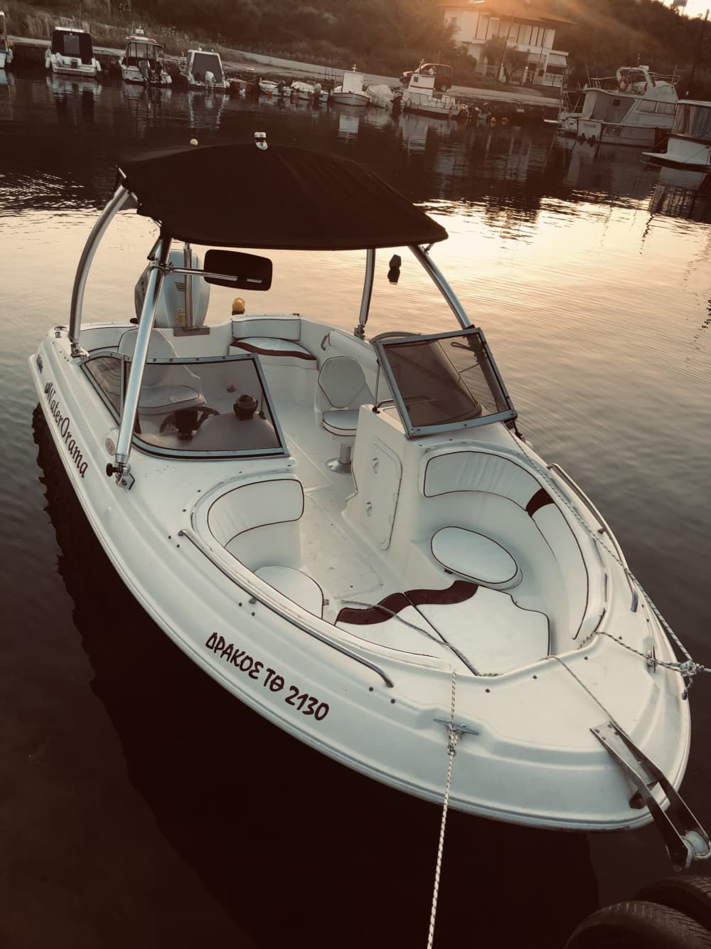 Mezza giornata di evasione: una pura magia in bianco e blu a bordo di un motoscafo.