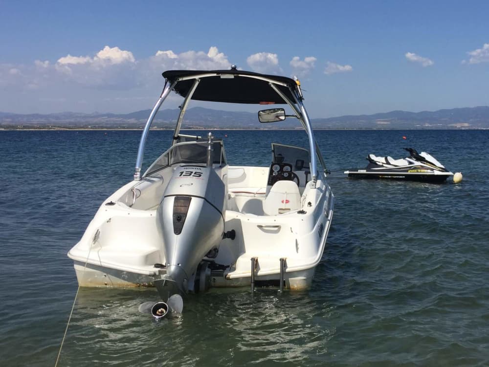 Mezza giornata di evasione: una pura magia in bianco e blu a bordo di un motoscafo.