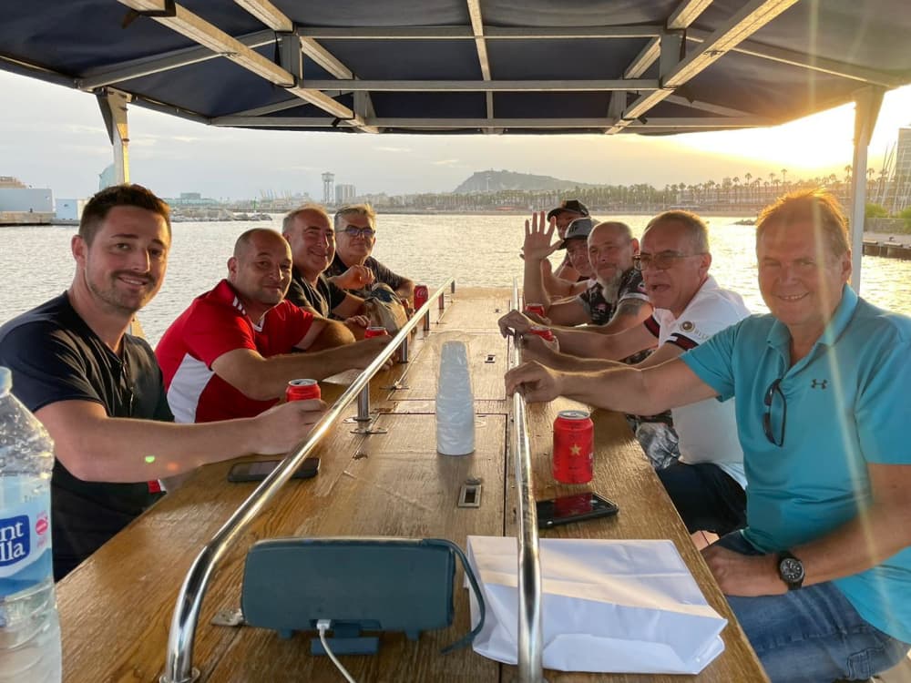 Vivace tour in pedalò di 1,5 ore a Port Forum: sorseggia, pedala e divertiti!