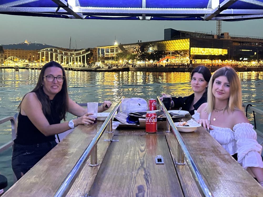 Vivace tour in pedalò di 1,5 ore a Port Forum: sorseggia, pedala e divertiti!