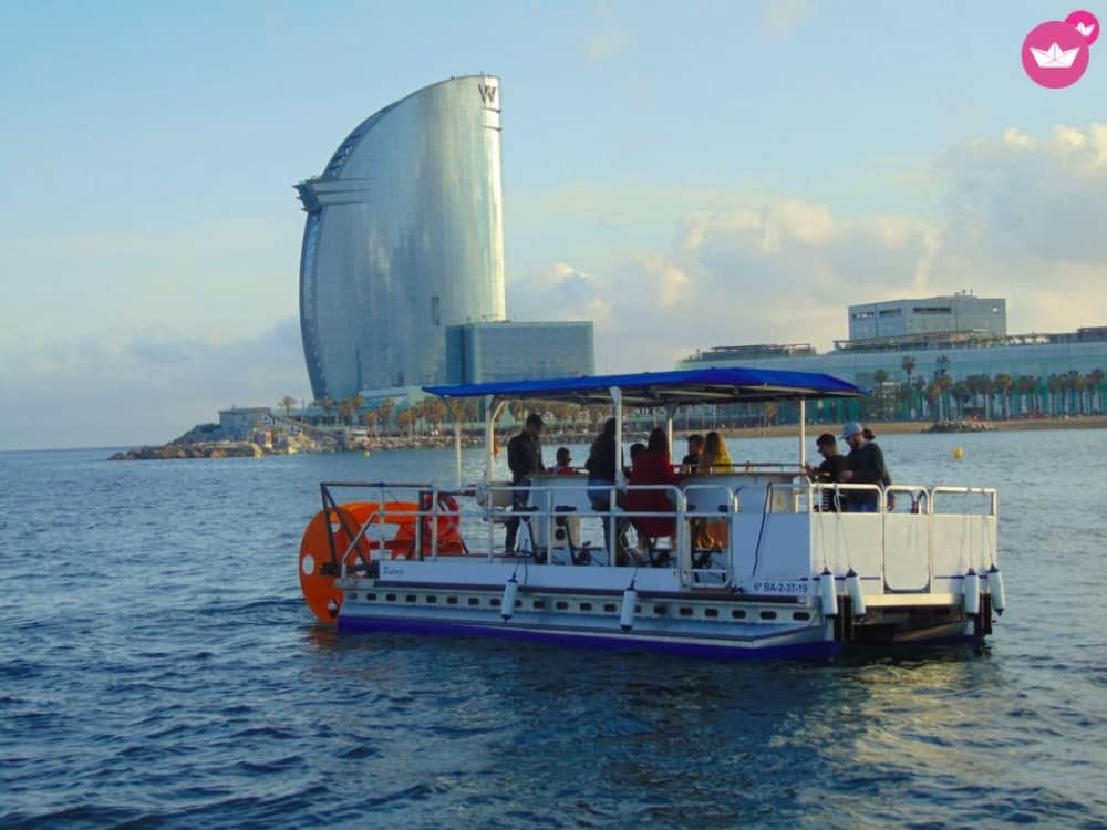 Vivace tour in pedalò di 1,5 ore a Port Forum: sorseggia, pedala e divertiti!