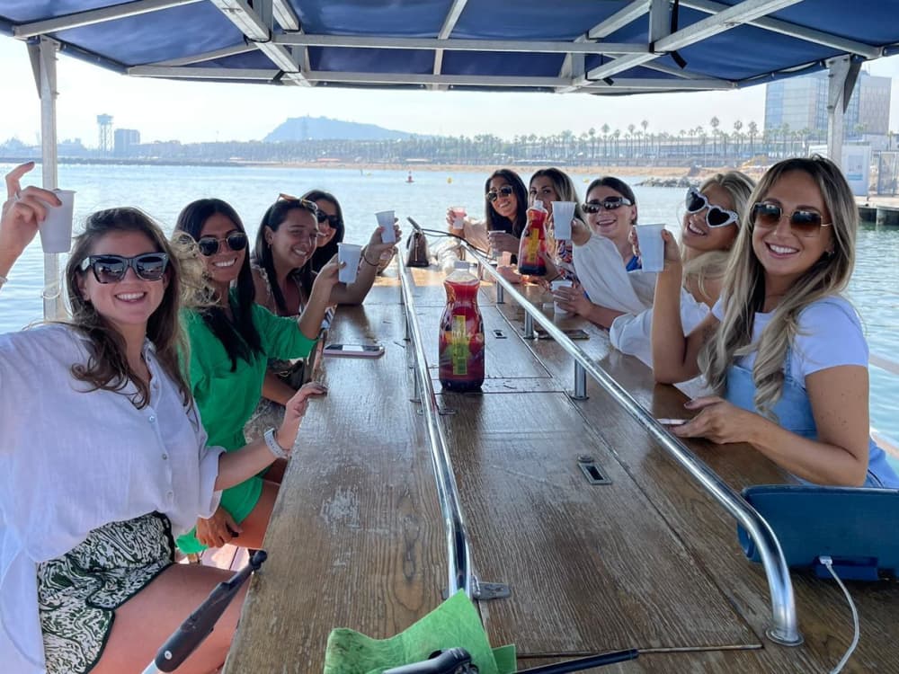 Vivace tour in pedalò di 1,5 ore a Port Forum: sorseggia, pedala e divertiti!