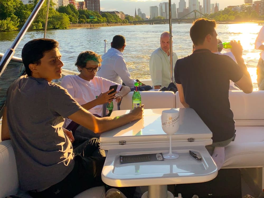 Junggesellenabschied auf einer Yacht in Frankfurt mit Skyline Ausblick - 1h30