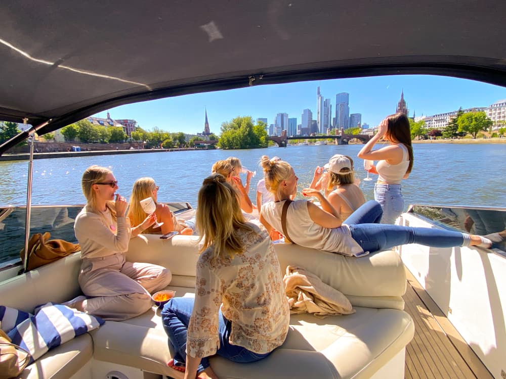 Junggesellenabschied auf einer Yacht in Frankfurt mit Skyline Ausblick - 1h30
