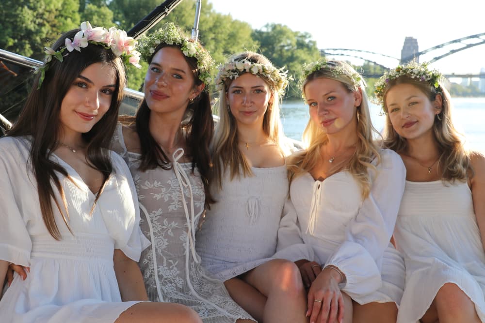 Geburtstagsparty mit der Yacht in Frankfurt mit Skyline Ausblick - 2h