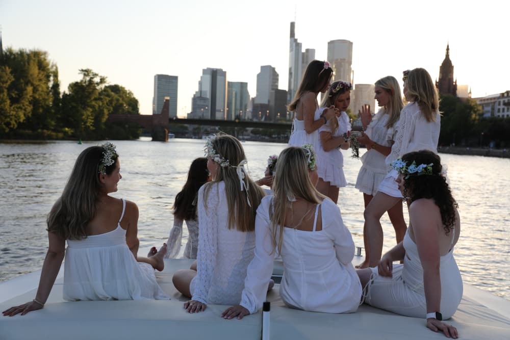 Despedida de solteiro em um iate em Frankfurt com vista panorâmica da cidade - 1h30