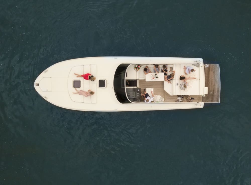 Geburtstag auf einer Motoryacht feiern in Frankfurt mit Skyline Ausblick - 1h30