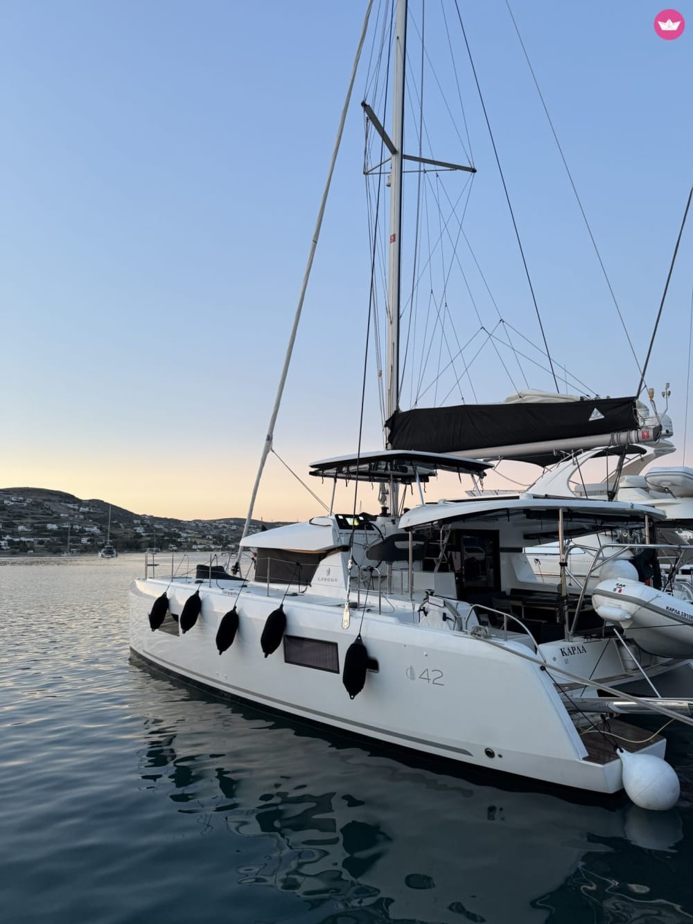 Полудневный круиз по острову Парос на борту судна Lagoon 420.