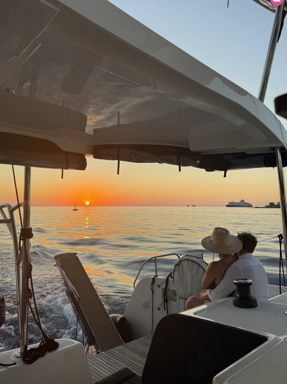 Полудневный круиз по острову Парос на борту судна Lagoon 420.