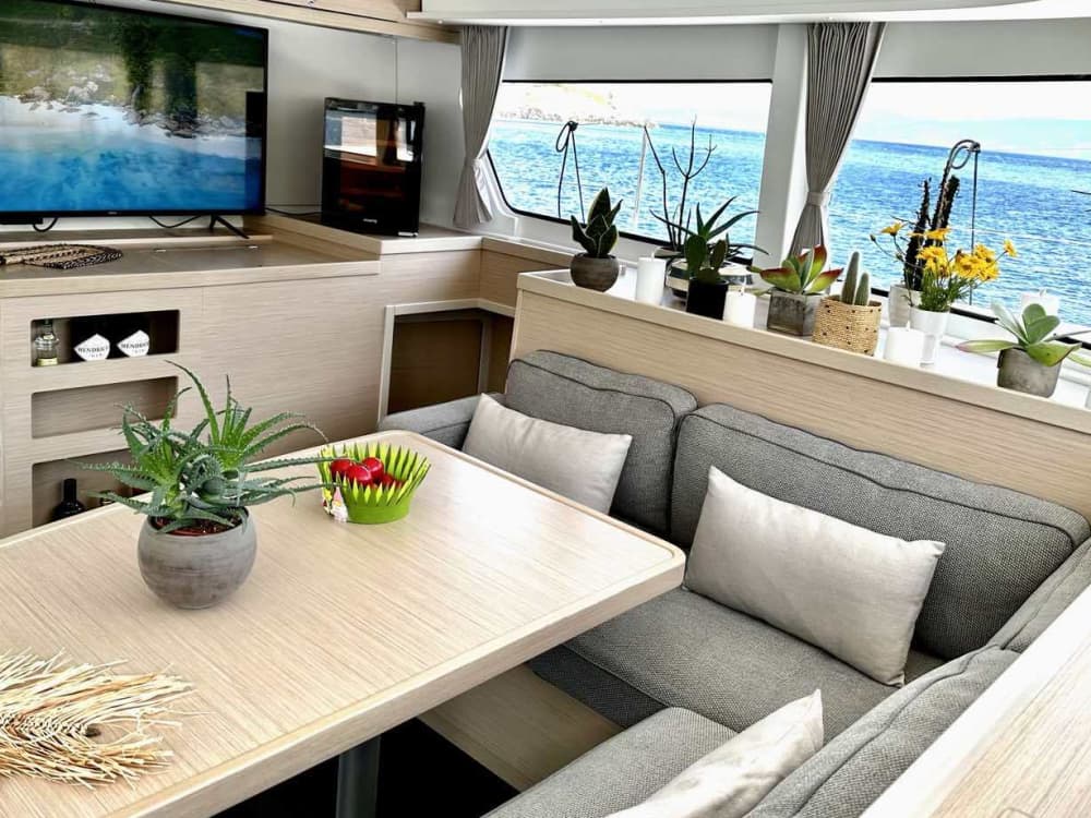 Полудневный круиз по острову Парос на борту судна Lagoon 420.