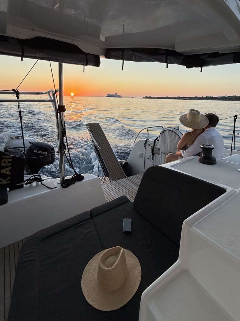 Полудневный круиз по острову Парос на борту судна Lagoon 420.