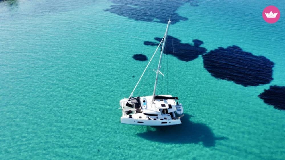 Полудневный круиз по острову Парос на борту судна Lagoon 420.