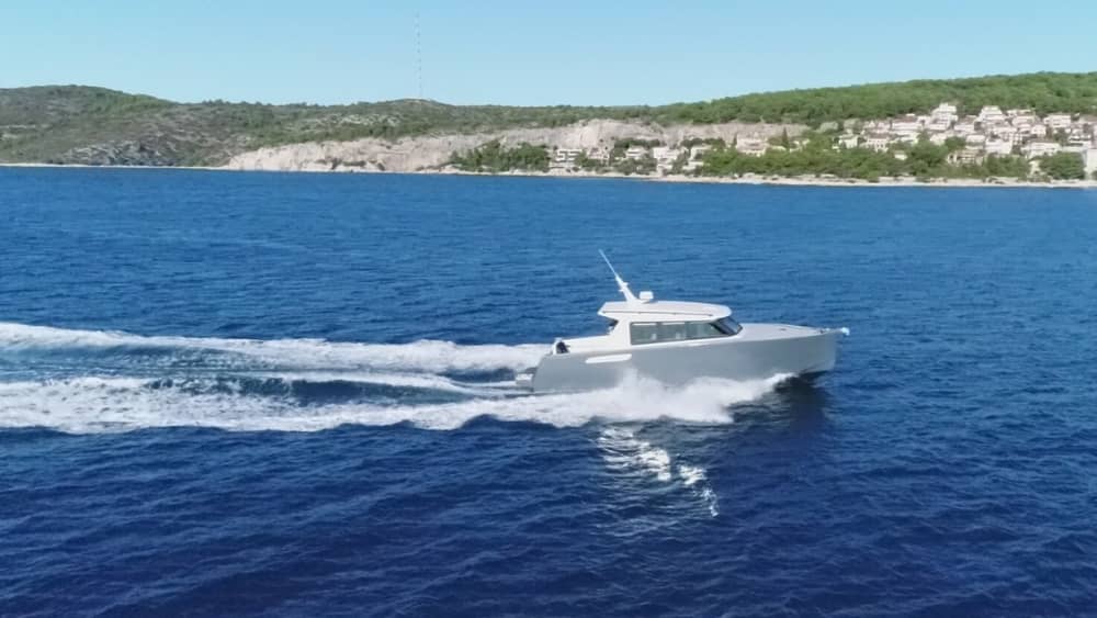 Discover Korčula on a motorboat for 9h