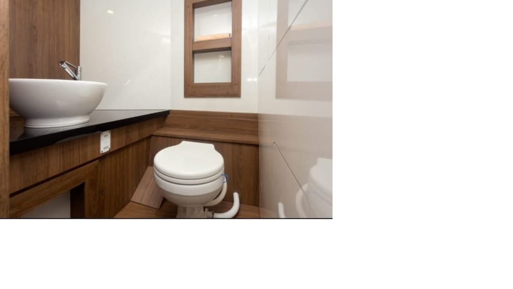 Discover Korčula on a motorboat for 9h