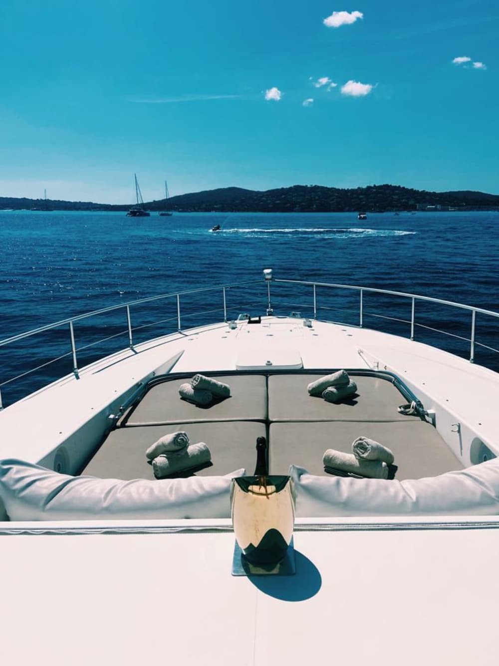 Daily trip on a motor yacht departing from Saint-Tropez