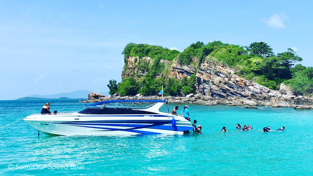 Geniet van elk moment: een volle dag zon rond het district Ko Samui op een motorboot.