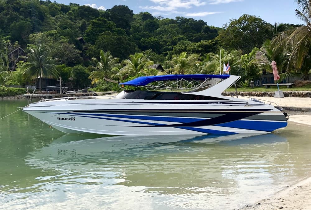 Ein magischer Tag im Bezirk Ko Samui auf einem Motorboot