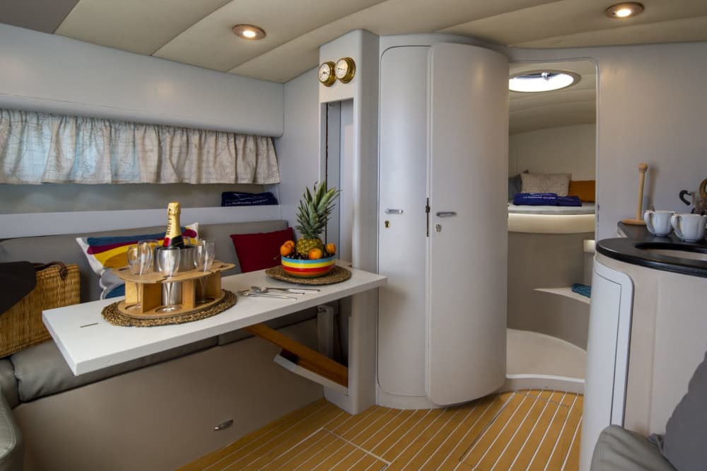 Capri: Private 7h Boat Tour with Drinks and Time on the Island