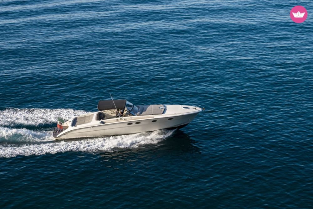 Capri: Private 7h Boat Tour with Drinks and Time on the Island