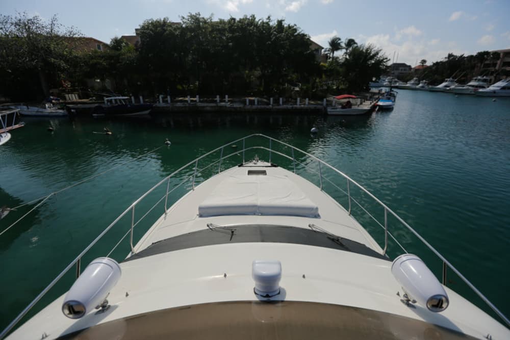 Disfrute de un día completo en un yate a motor en Puerto Aventuras.