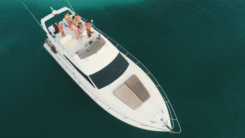 Disfrute de un día completo en un yate a motor en Puerto Aventuras.