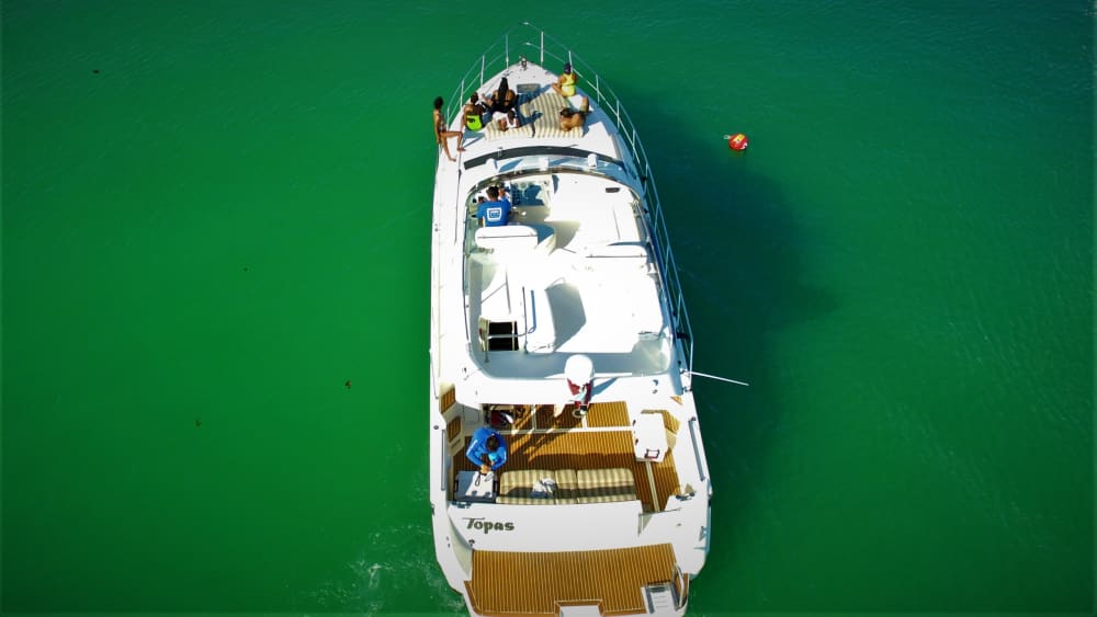 Disfrute de un día completo en un yate a motor en Puerto Aventuras.