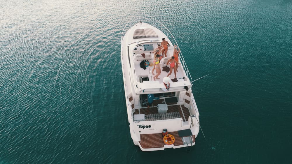 Disfrute de un día completo en un yate a motor en Puerto Aventuras.