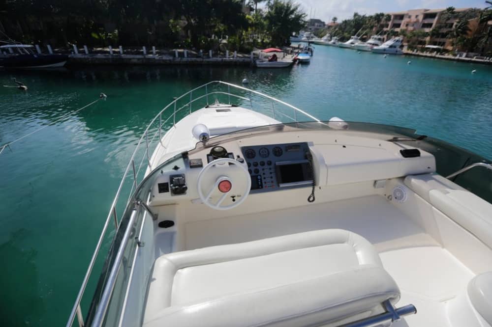 Disfrute de un día completo en un yate a motor en Puerto Aventuras.