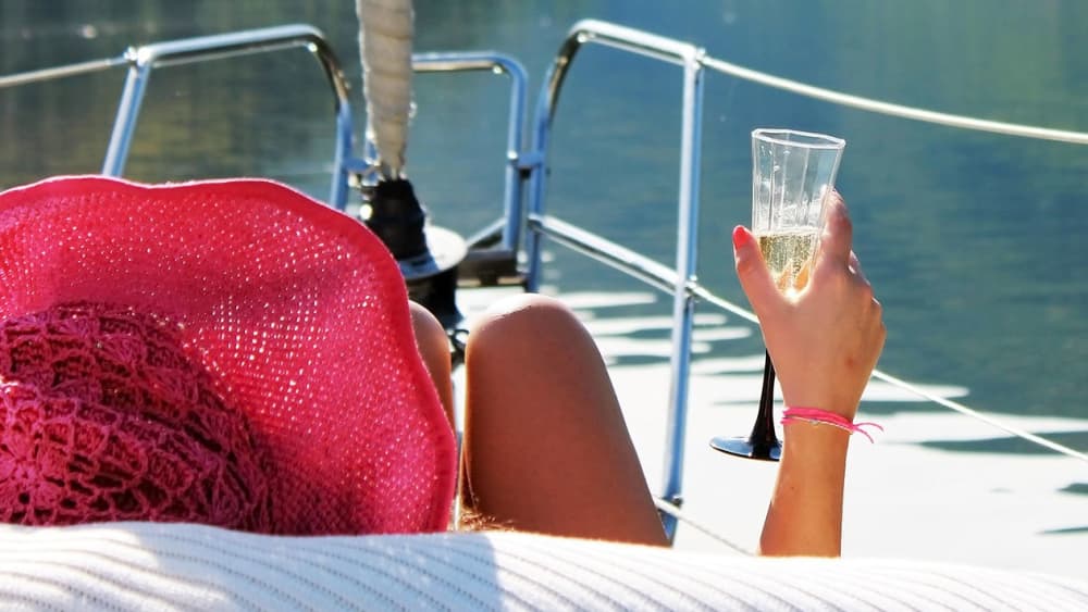 Enjoy 2h of sun on a sailboat in Folgosa