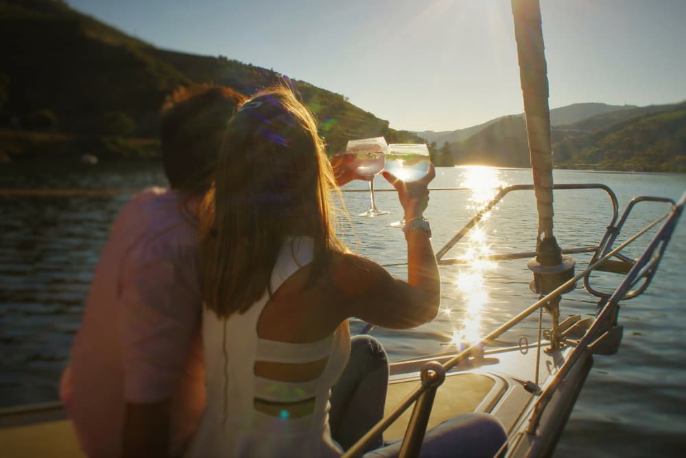Geniet 2 uur van de zon op een zeilboot in Folgosa.
