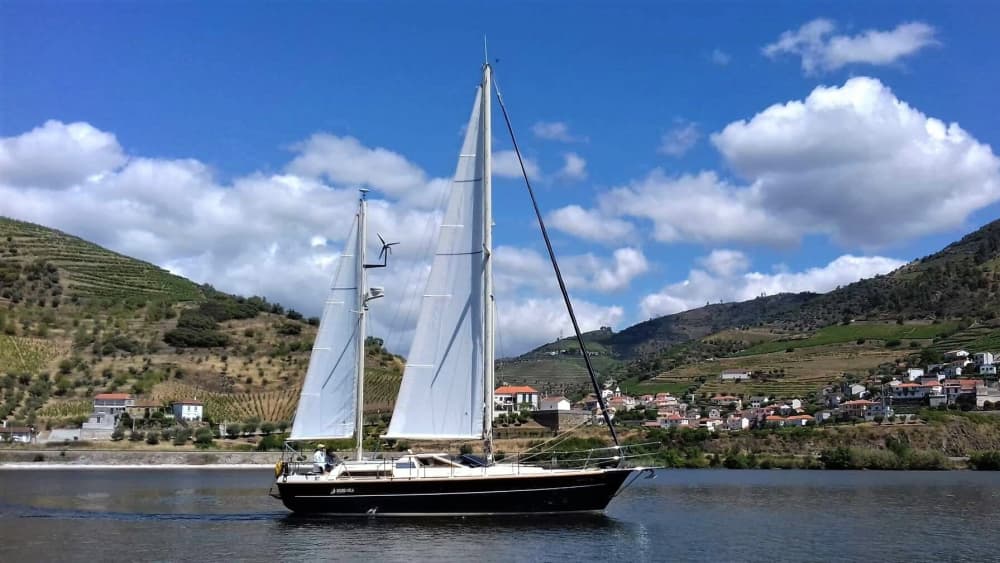 Enjoy 2h of sun on a sailboat in Folgosa