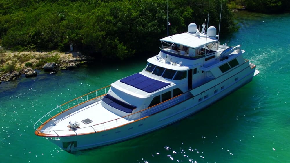 4 horas de lujo en un yate a motor.