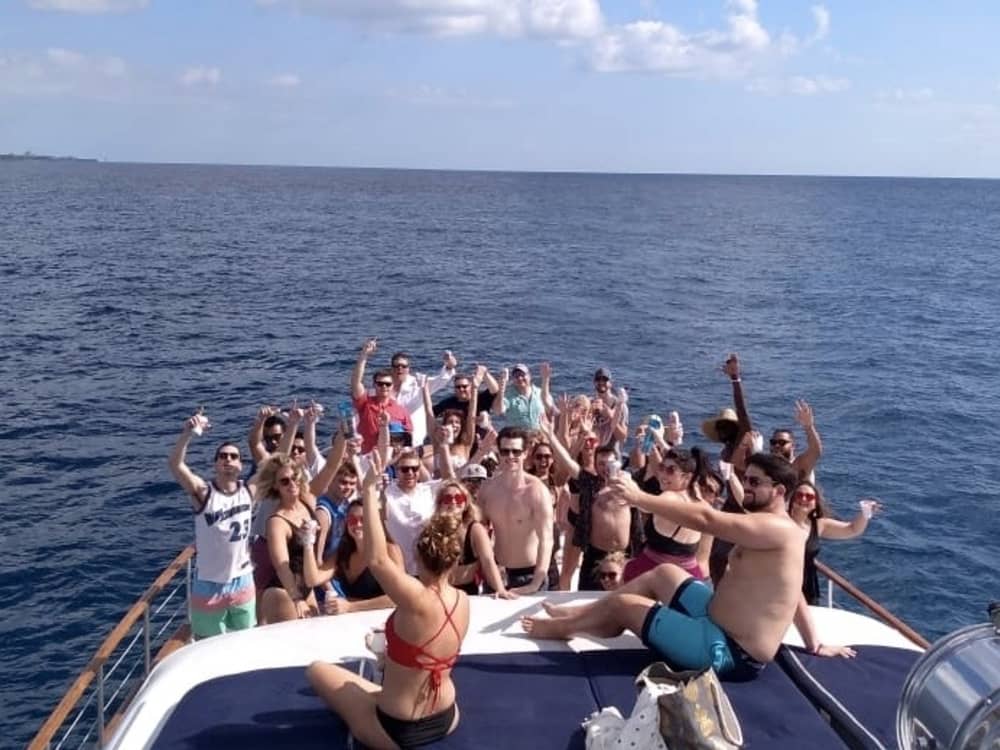 4 horas de lujo en un yate a motor.