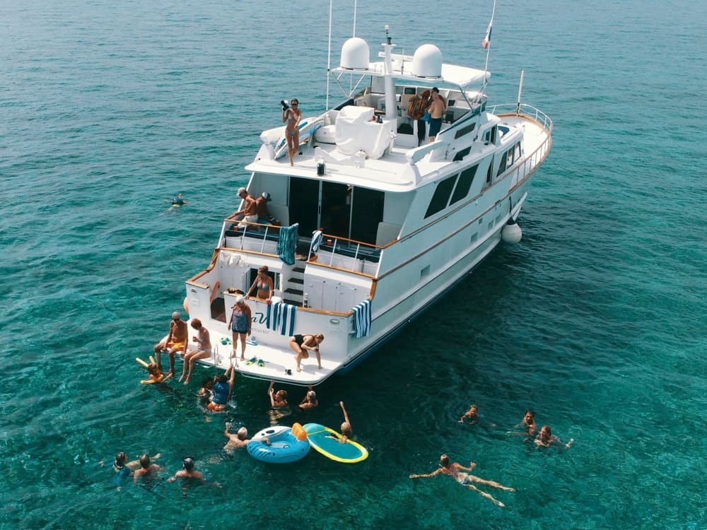 4 horas de lujo en un yate a motor.