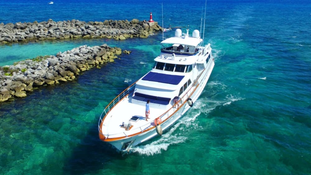 4 horas de lujo en un yate a motor.