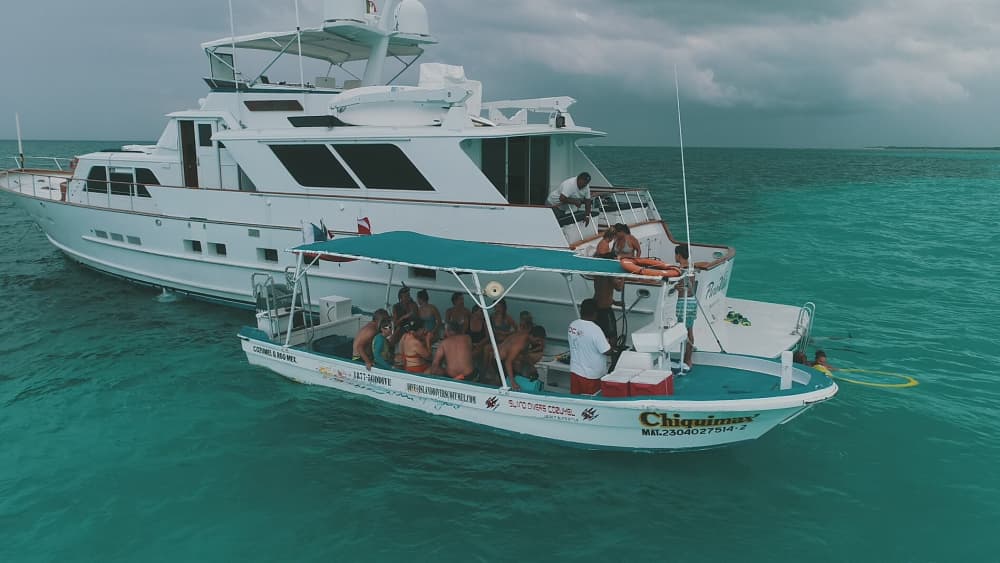 4 horas de lujo en un yate a motor.